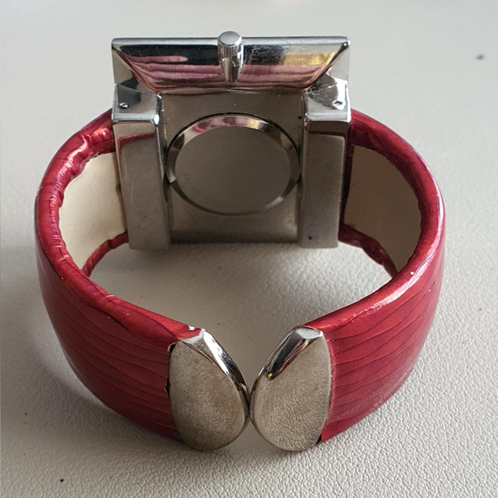 🦋10/$20🦋 Chico's Silver/Red Women's Cuff Watch - Picture 3 of 4
